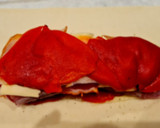 Foto del paso 4 de la receta: Solomillo en hojaldre con panceta, queso y piquillos