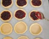 Foto del passaggio 3 della ricetta Crostatine di frolla al limone e confettura di visciole