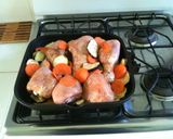 Foto del paso 4 de la receta: Muslos de pollo asaditos con miel, berenjena y zanahorias