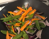 Foto del paso 3 de la receta: Solomillo de cerdo con verduras al wok