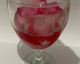 Foto langkah ke 2 dari resep Es Susu Sirup Merah Putih.