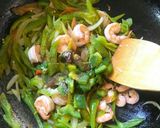 รูปขั้นตอนการทำที่ 2 ของ กุ้งผัดพริกสด
