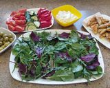 Фото кроку 2 до Середземноморський салат з куркою, фетою та оливками 🥗.