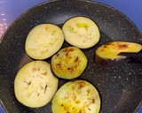 Foto del paso 5 de la receta: Hojaldre de berenjena con pera encebollado y corona de cabra