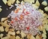 A picture of step 5 of Thai style fried rice with pineapple.