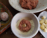 Foto del paso 1 de la receta: Albóndigas rellenas de queso con salsa de almendras