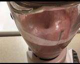 A picture of step 3 of Strawberry and Banana smoothie 😍.