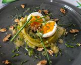 Une image de l'étape 7 de 🥬 Poireaux vinaigrette chic + œuf mollet + crumble de noix.