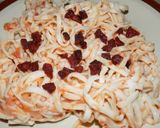 Foto del paso 3 de la receta: Fideos nido con cherry, tropezones de chori colorado y queso azul