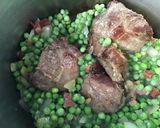 Foto del paso 2 de la receta Carrilleras con jamón y guisantes al vino semidulce