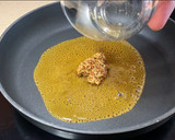 Foto del paso 3 de la receta: Merluza confitada con salsa de mostaza y miel