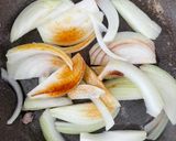 Foto del paso 2 de la receta: Chuletas ahumadas encebolladas
