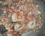 รูปขั้นตอนการทำที่ 2 ของ กะเพรากุ้งหมูสับ