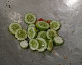 Foto langkah ke 2 dari resep Sop Timun Telur Bangka.