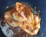 Foto del paso 2 de la receta: Pechuga de pollo a la plancha ❤️ servida con champiñones salteados con vegetales y jugo de limón 💝