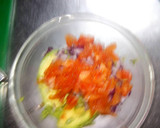 Foto del paso 6 de la receta: Tartar de Salmón con base de Guacamole de tomate y cebolla roja