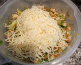 Foto del paso 8 de la receta: Burritos de salmón y verduras (brócolis, zanahorias y aguacate)