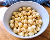 Hình bước làm 1 của món 🌱 Chè Hạt Sen Củ Sen Đường Phèn