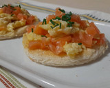Foto del paso 4 de la receta: Tostas de huevo y salmón