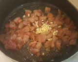 Foto del paso 4 de la receta: Pollo con tocino entreverado y salsa de vino