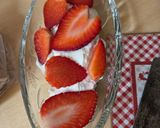 Foto del paso 2 de la receta: Copa de frutillas diferente 🍓fresas, chía, yogur de búfala, AOVE, sal en escamas y polen de abejas 🐝