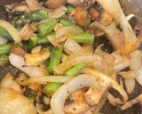 A picture of step 2 of Creamy chicken with mushroom and asparagus.