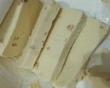 A picture of step 2 of 2 minutes cold candi sandwiches.