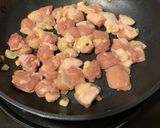 รูปขั้นตอนการทำที่ 1 ของ ไก่ผัดเห็ด