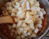 Foto del paso 3 de la receta: Pollo deshebrado con papas en salsa roja