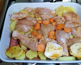 Foto del paso 2 de la receta: Pollo al horno con longanizas, patatas y zanahorias