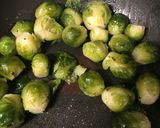 Foto del paso 3 de la receta: Salmón con hongos y repollitos de Bruselas