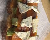 Foto del paso 2 de la receta: Tostada de aguacate con salmón, anchoas y queso brie