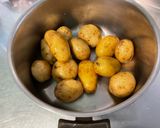 Une image de l'étape 1 de Salade tiède de poivrons rouges, pommes de terre, harengs et olives.
