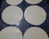 Foto del paso 1 de la receta: Galletones con mermelada y coco con discos de empanadas