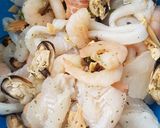 Foto langkah ke 1 dari resep Seafood saus padang.
