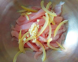 Foto del paso 2 de la receta: Fajitas de pechuga de pollo con vegetales y especias varias