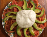 Foto del paso 2 de la receta: Ensalada de tomate 🍅 aguacate 🥑 y burrata 🧀