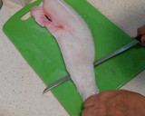 Foto del paso 4 de la receta: Cómo limpiar una merluza