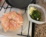 Foto del paso 1 de la receta: Pechuga a la plancha con acelga