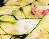 Foto del paso 2 de la receta: Langostinos al Ajillo y Cayena acompañados de Láminas de Zucchini en aceite Picoso