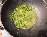 Foto del paso 3 de la receta Revuelto de gambas, patatas y espárragos trigueros