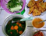 Foto langkah ke 2 dari resep Bening bayam wortel.