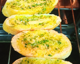 Foto del paso 2 de la receta: Pan de ajo con queso mozzarella 😋