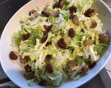 Une image de l'étape 6 de Frisée aux petits oignons marinés et stilton mature.