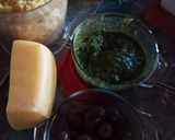 Foto del paso 2 de la receta: Pizza con pesto, queso mantecoso y aceitunas negras