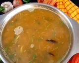 পেঁয়াজ, রসুন ও ধনে পাতা দিয়ে পাতলা মসুর ডাল রেসিপির ধাপ 2 ছবি