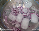 Foto del paso 1 de la receta: Ensalada de calabacín con crujiente de cebolla