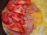 Omelette de jamón, queso y tomate