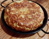 Foto del paso 8 de la receta: Tortilla de patatas, bacalao, cebolla y pimiento verde