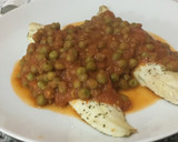 Foto del paso 3 de la receta: Pescadilla con guisantes en salsita de tomate casera ¡cena en 15 minutos!
